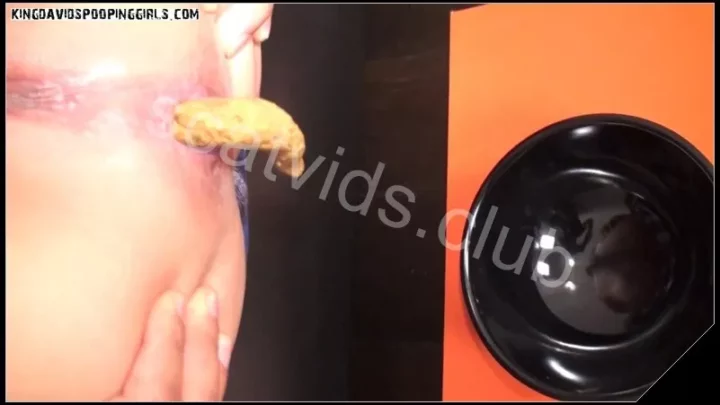 [KingDavidsPoopingGirls com – VoyeurPotty com] Ginger On Her Back   [Pooping, Scat, Piss]