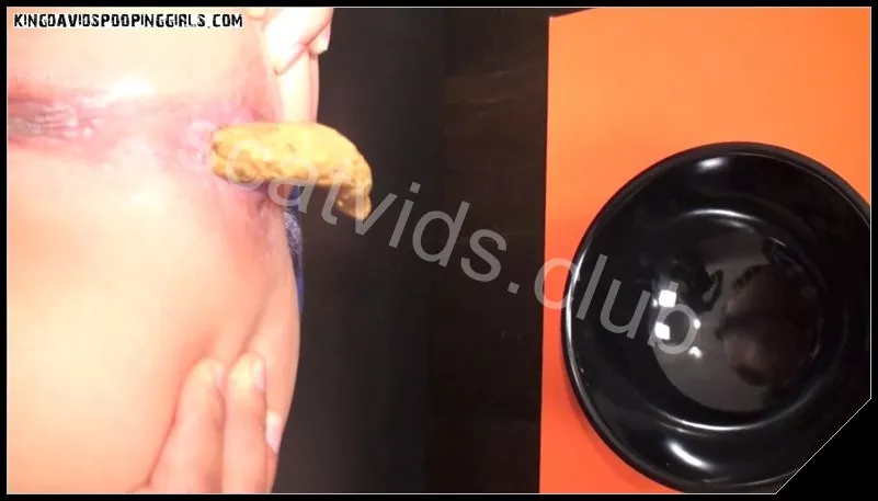 [KingDavidsPoopingGirls com – VoyeurPotty com] Ginger On Her Back   [Pooping, Scat, Piss]