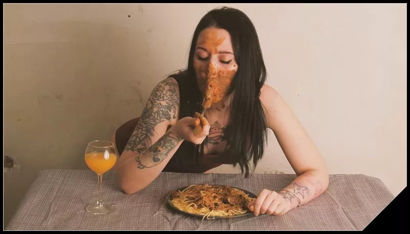 Dirtybetty - Play with Shit and Food [Scat solo, shit food,Smearing,shit eating]