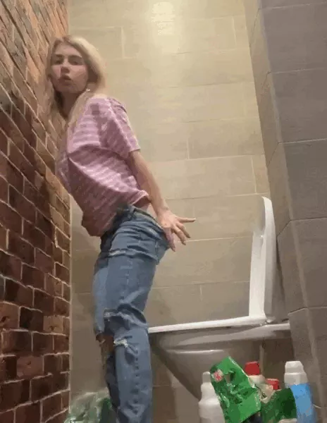 Misty_Phoenix – Toilet poop