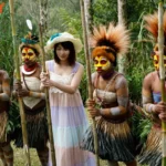 AVOP-108 野生の王国2015 橘花音 地球最後の秘境で5万年前から変わらぬ生活を続ける原住民に日本のエロ文化を手取り足取り教えて生でヤる Cowgirl Voyeur 黒人 サックン フェラ Skirt (Voyeur) AV OPEN 2015