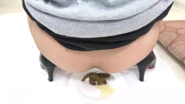 A beautiful Japanese woman takes a shit in the kitchen. P1