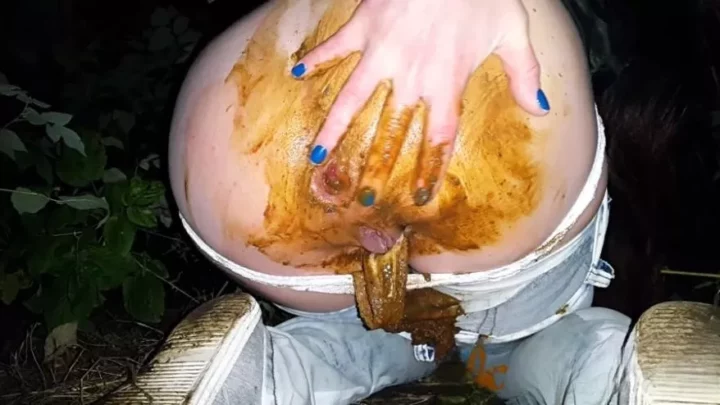Anna Coprofield Quick Shit in Jeans at Night
