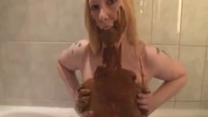 Beautifull Maisy Play With Her Shit In The Shower 0043017