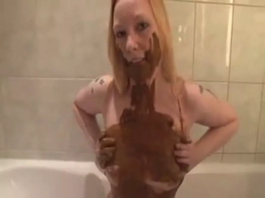 Beautifull Maisy Play With Her Shit In The Shower 0043017