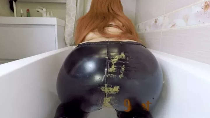 cleopatra Farts & Shitting in Black Leggings