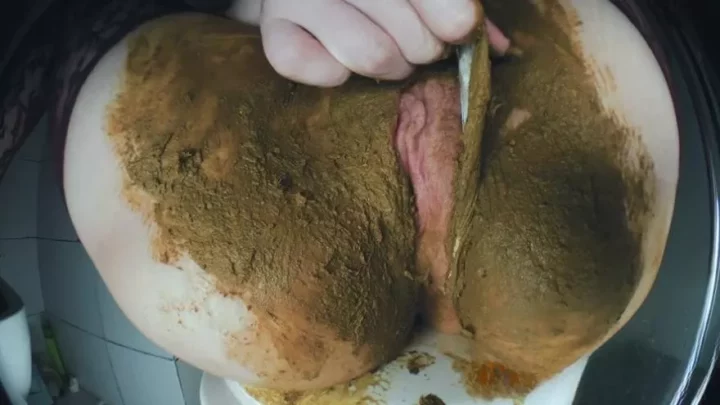 DirtyBetty OI! Scat beauty with messy pussy