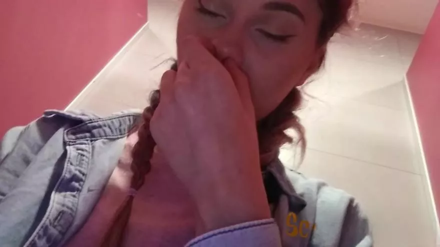 HotDirtyIvone Shitting in public