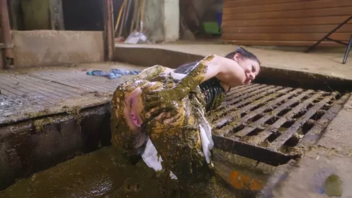 Kaitlyn submerges herself in cowshit and gets it into her mouth