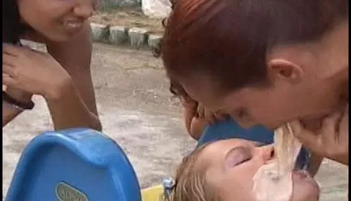 Melania Vomit in The Club 2