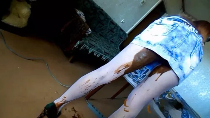 ModelNatalya94 Yana is going for a walk and pantyhose full of shit