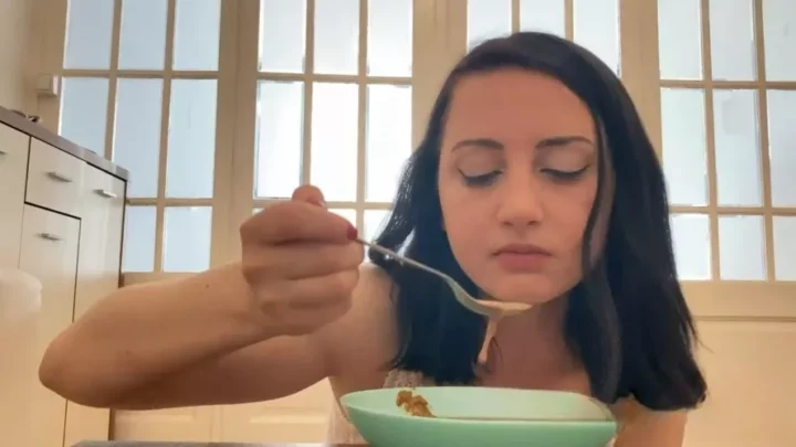 Rada shits in a plate for a delicious breakfast. P1