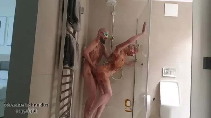 Versauteschnukkis Scatsex in hotel shower (no male scat)
