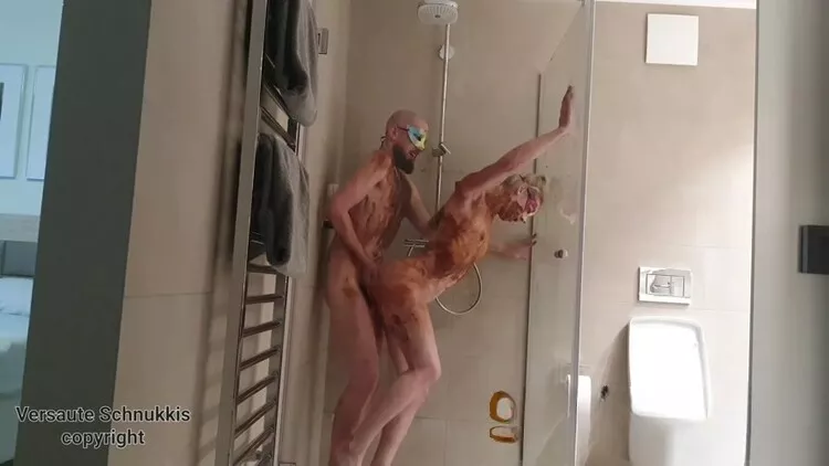Versauteschnukkis Scatsex in hotel shower (no male scat)